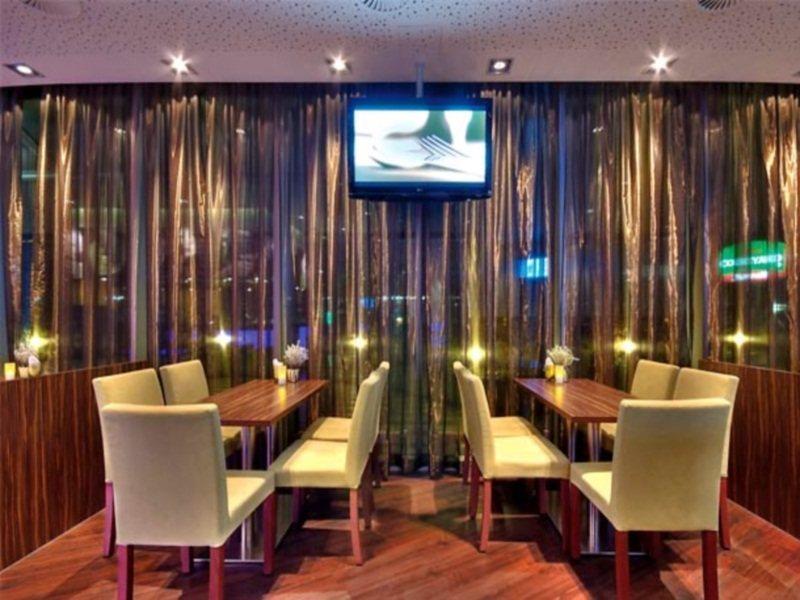 Courtyard By Marriott Linz Hotel Restaurant photo