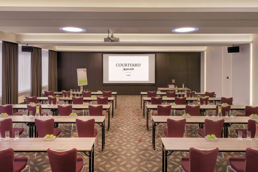 Courtyard By Marriott Linz Hotel Exterior photo